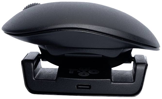Nasvícená černá počítačová myš připojená klipem na držáku s USB-C konektorem, pohled z boku.