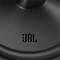 Detailní záběr reproduktoru JBL, ukazující černou membránu s logem JBL uprostřed.