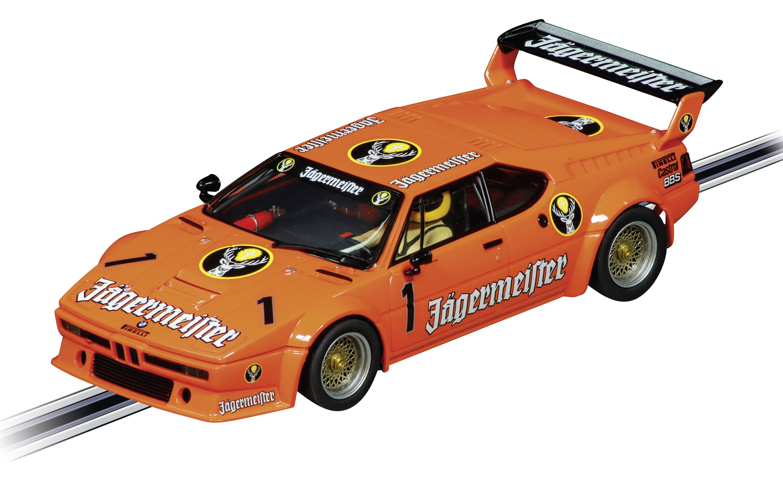 Oranžové hračkářské auto s logy 'Jägermeister', černým spoilerem a závodními pruhy jede po modelové železniční trati.