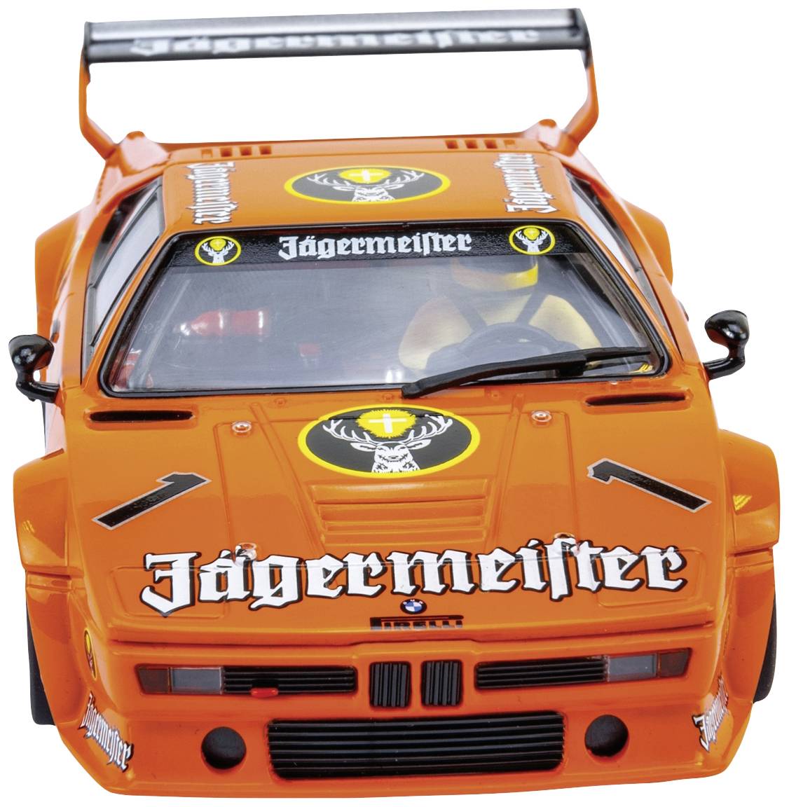 Oranžové auto s nápisem 'Jägermeister' na kapotě a oknech ve stylu závodního vozu.