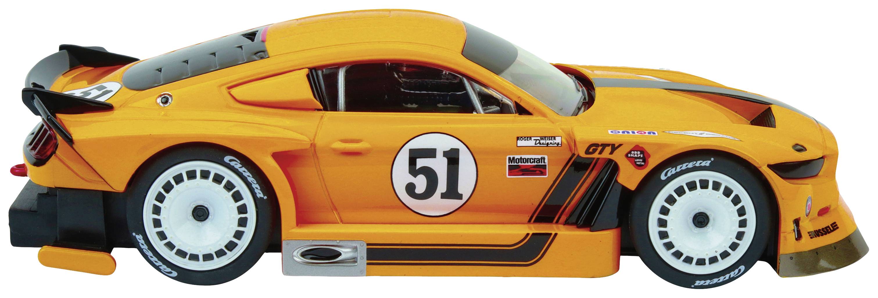 Oranžový modelový závodní vůz s číslem 51 na boku, sportovní design, bílá kola a různé sponzorské logos.