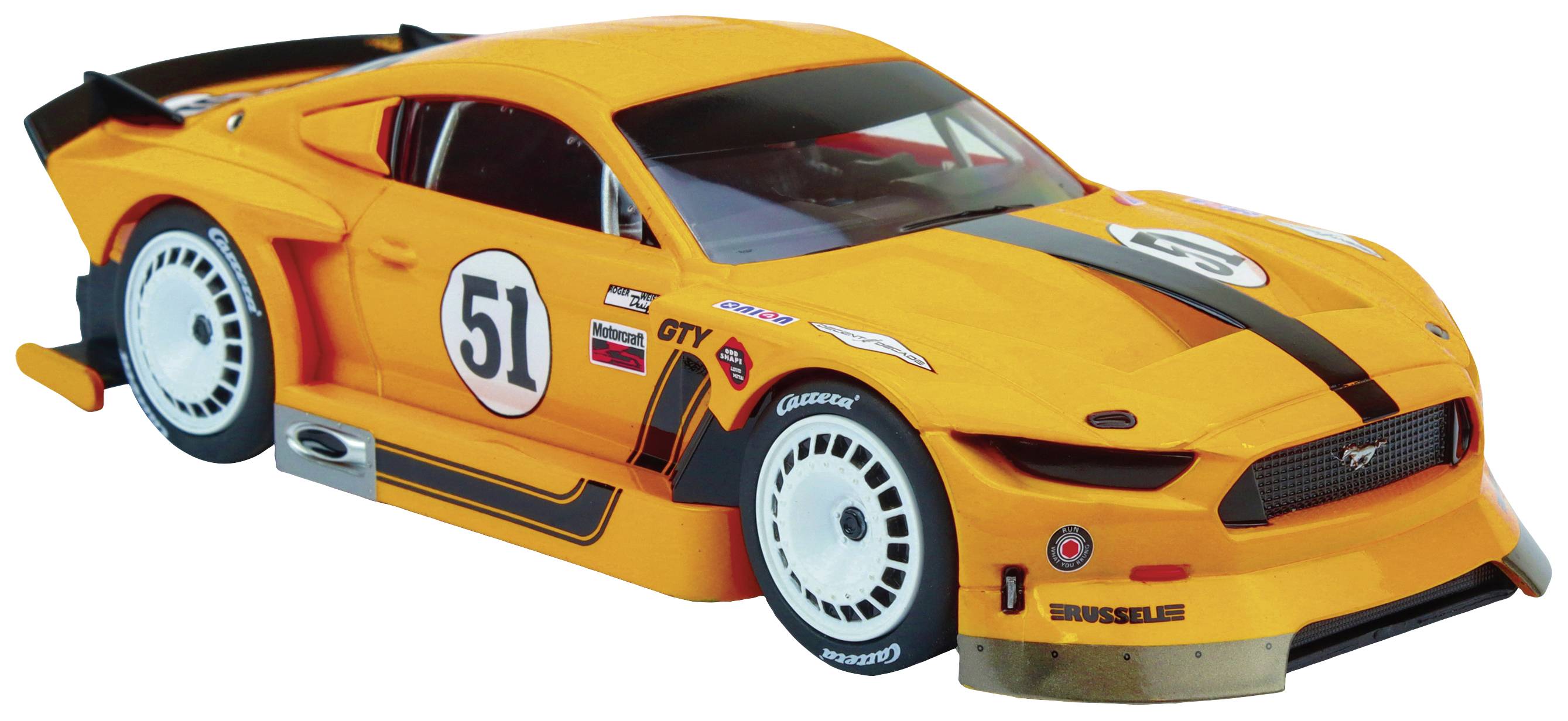 Oranžové závodní hračkové auto s černým pruhem a číslem 51 na straně řidiče. Má sportovní design.