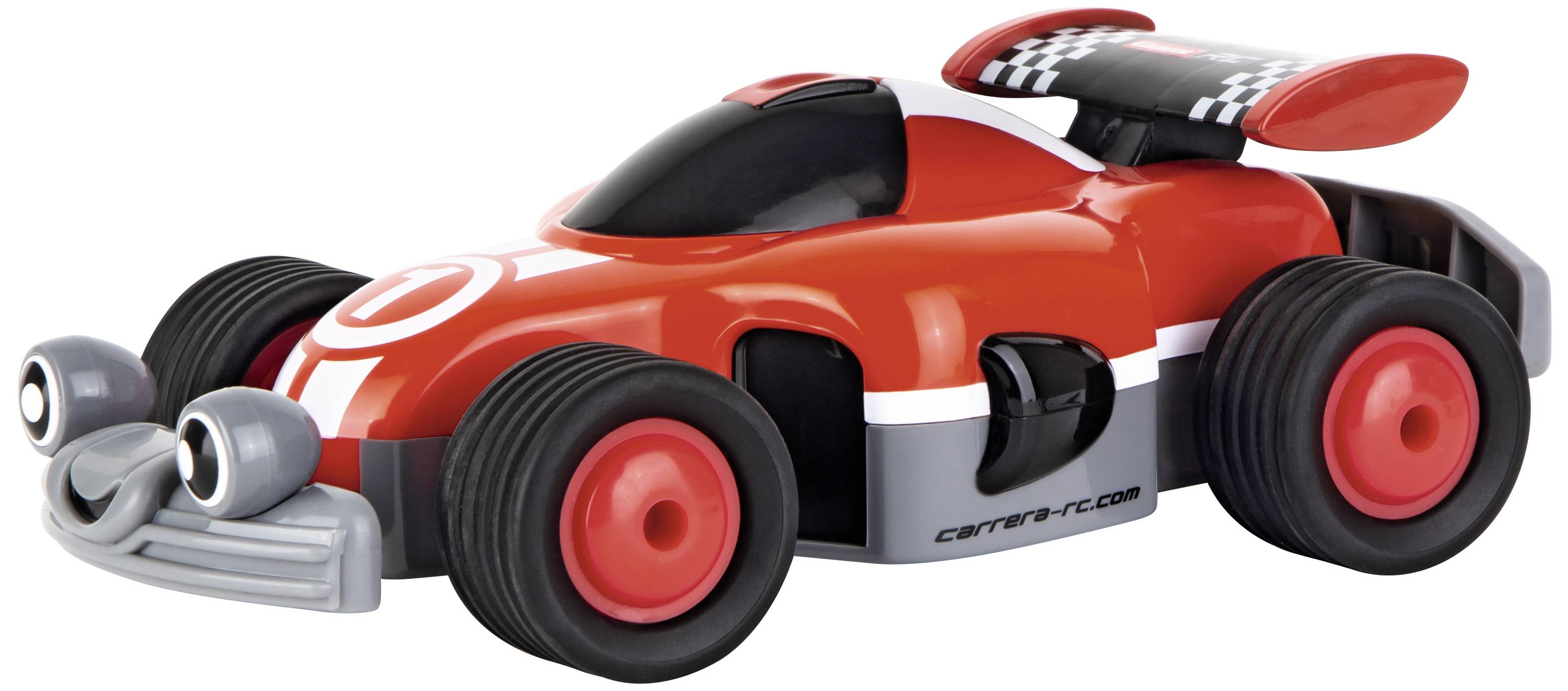 Červené hračkové auto s velkými koly a černobíle kostkovaným vzorem na spoileru, zobrazené na bílém pozadí.