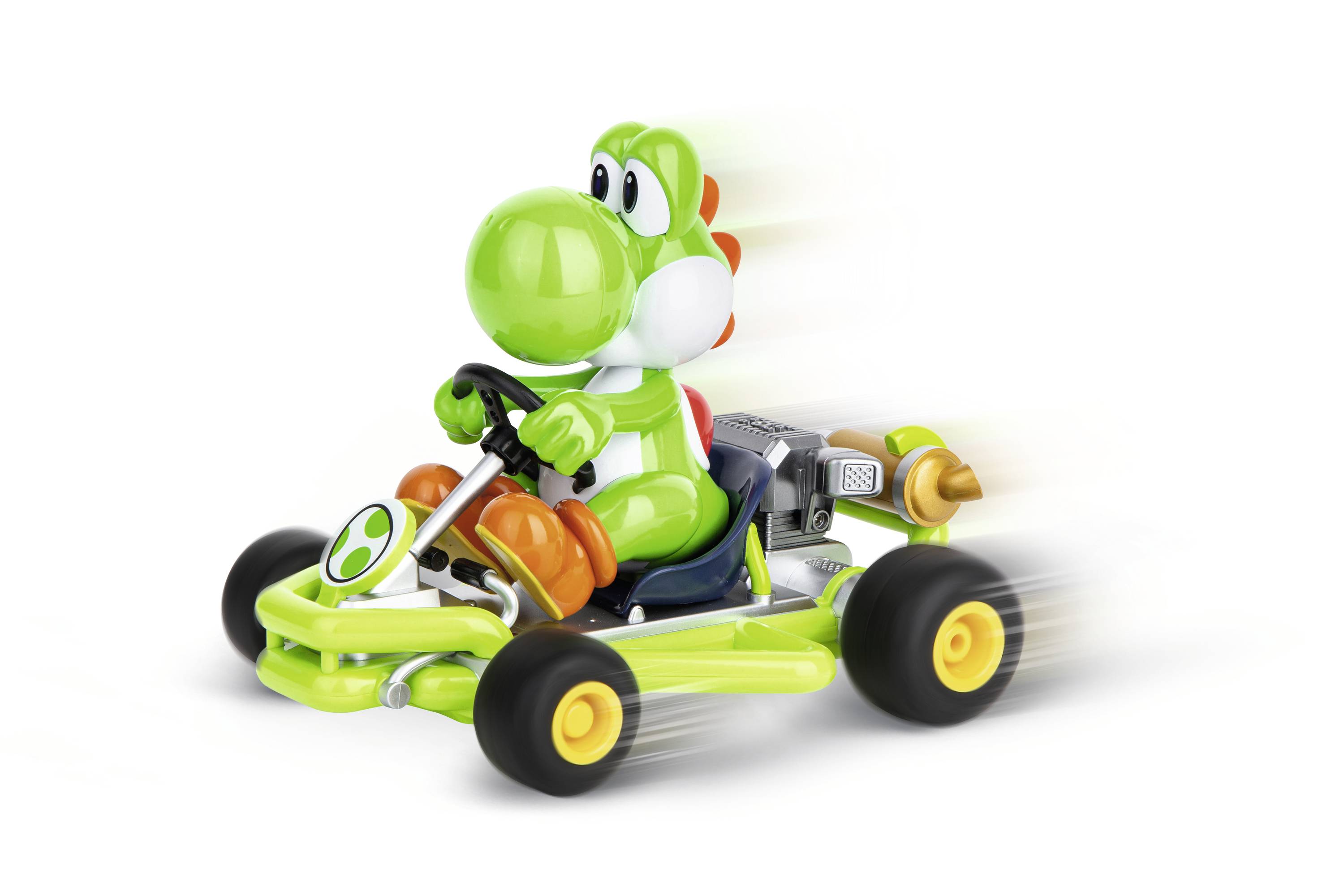 Zelená postava připomínající dinosaura řídí žluté gokart vysokou rychlostí doprava.