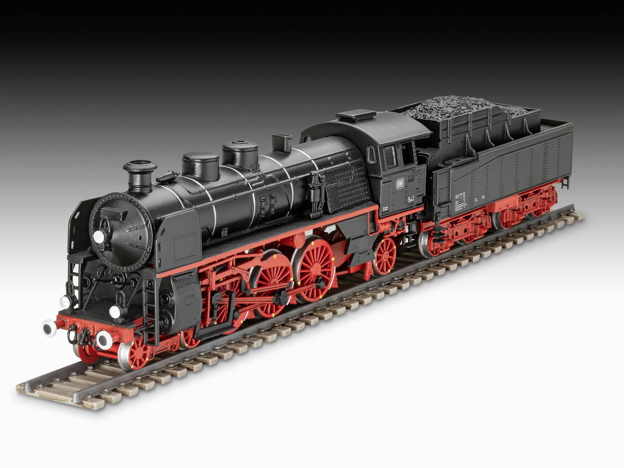 Model historické parní lokomotivy na kolejích, černý s červenými koly, ukazuje detailní technologické prvky.