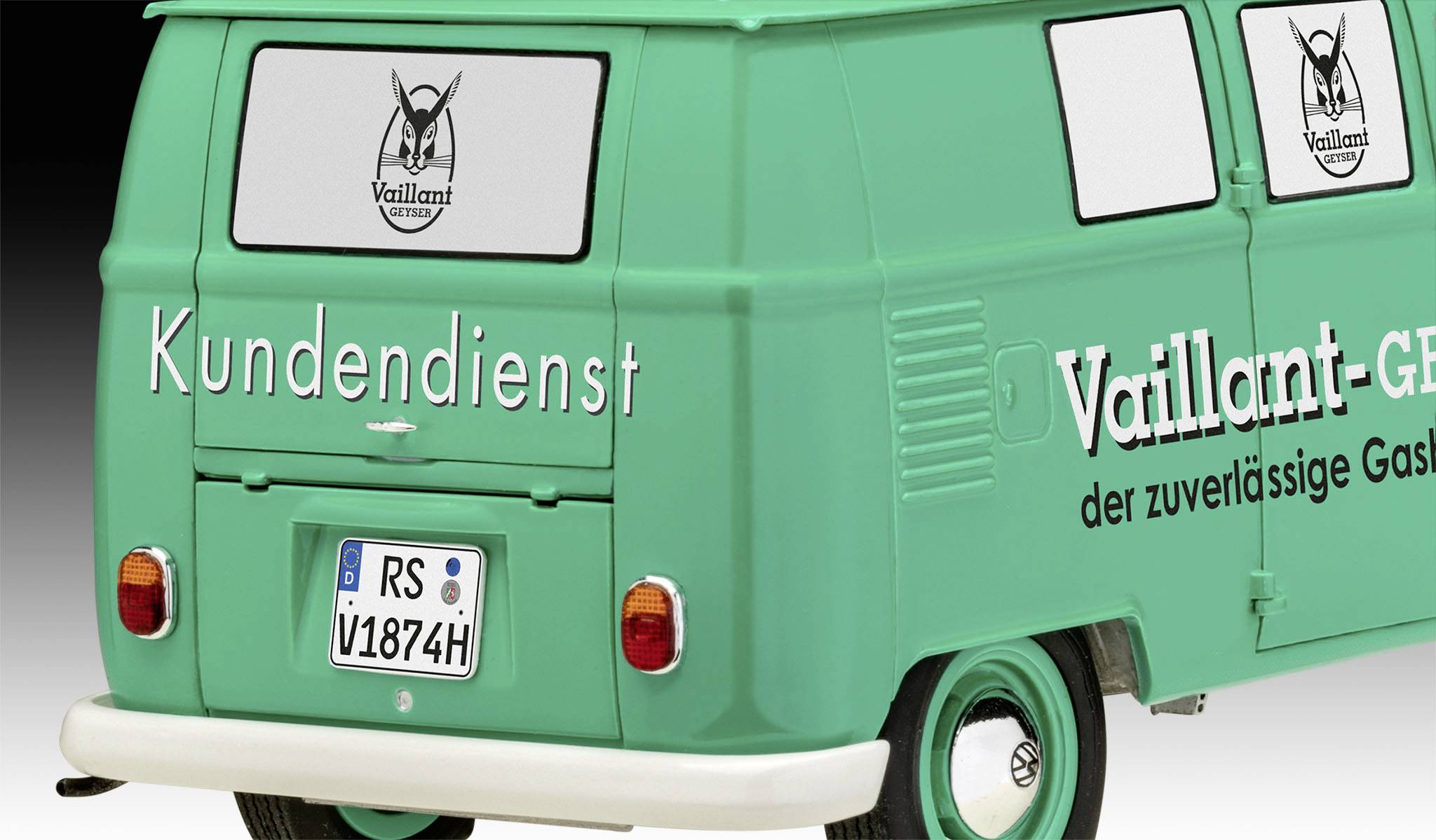 Zelený dodávkový vůz s nápisem 'Zákaznický servis' a 'Vaillant-GEFA, spolehlivý dodavatel plynu' na boku.