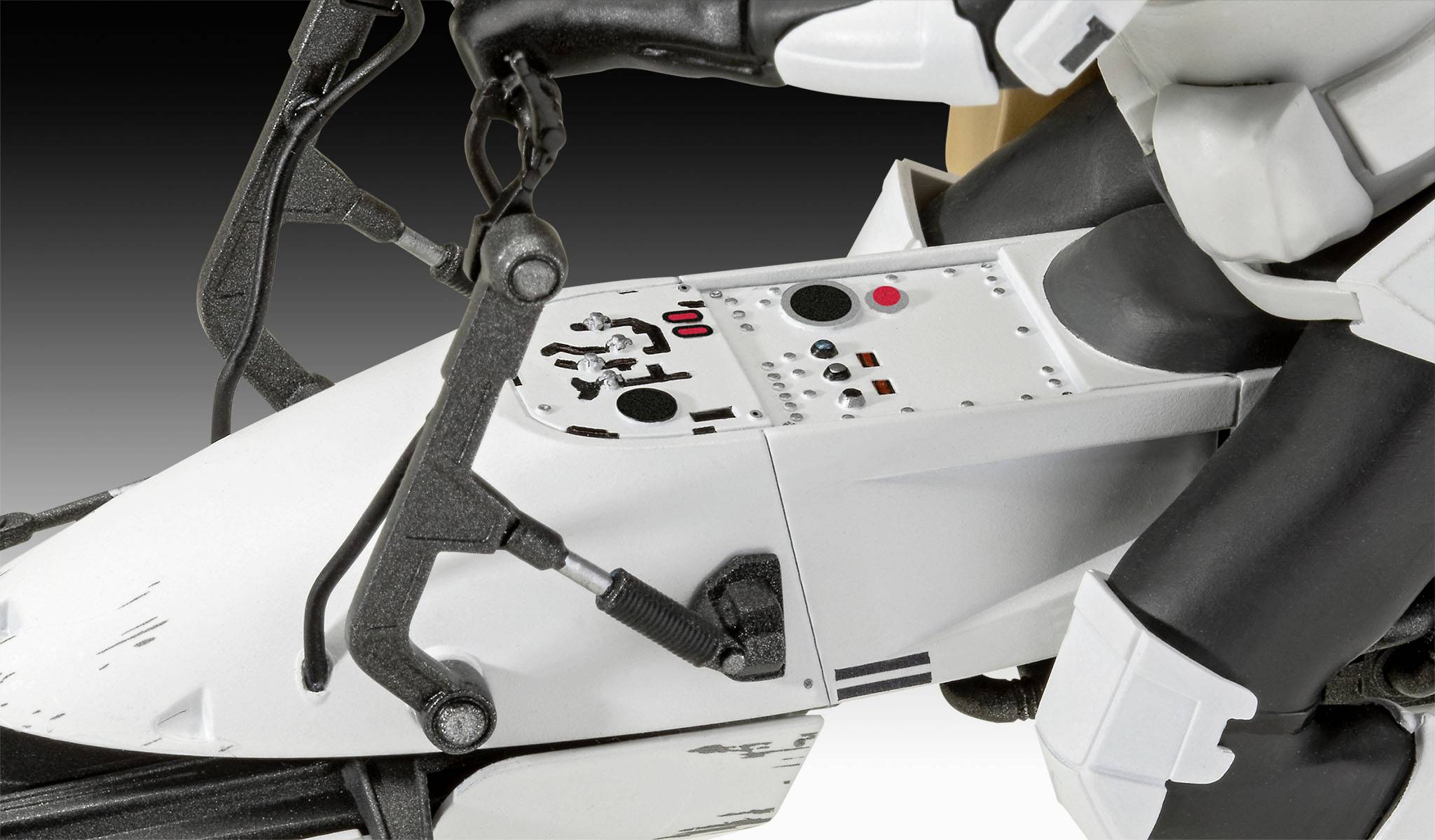 Detailní záběr sci-fi akční figurky v bílém brnění na futuristickém motocyklu s propracovanou přístrojovou deskou.