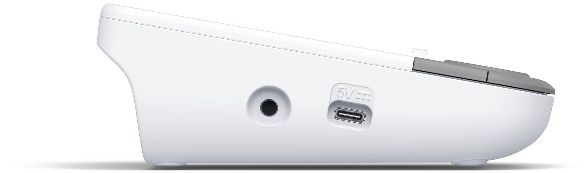 Boční pohled na bílé elektronické zařízení. Zobrazuje zdířku pro sluchátka a port USB-C.