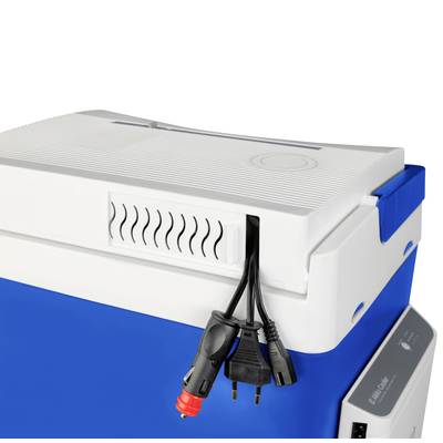 Elektrický kryt chladicího boxu s integrovanými ventilačními otvory a připojovacím kabelem do zásuvky zapalovače.