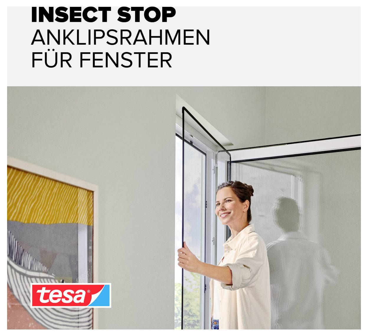 Reklama na produkt "Insect Stop" lepicí páska na okna; usměvavá žena otevírá okno, s logem tesa a německým textem.