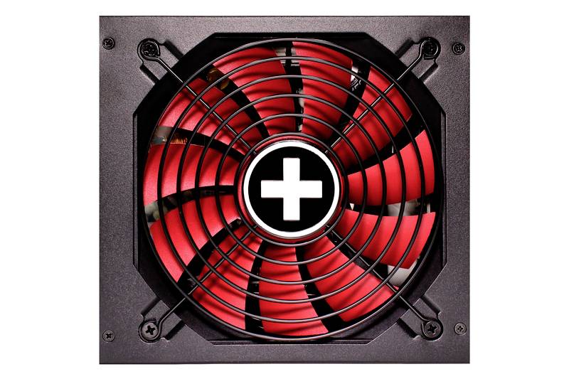 Černý počítačový ventilátor s červenými lopatkami a bílým znaménkem plus uprostřed.