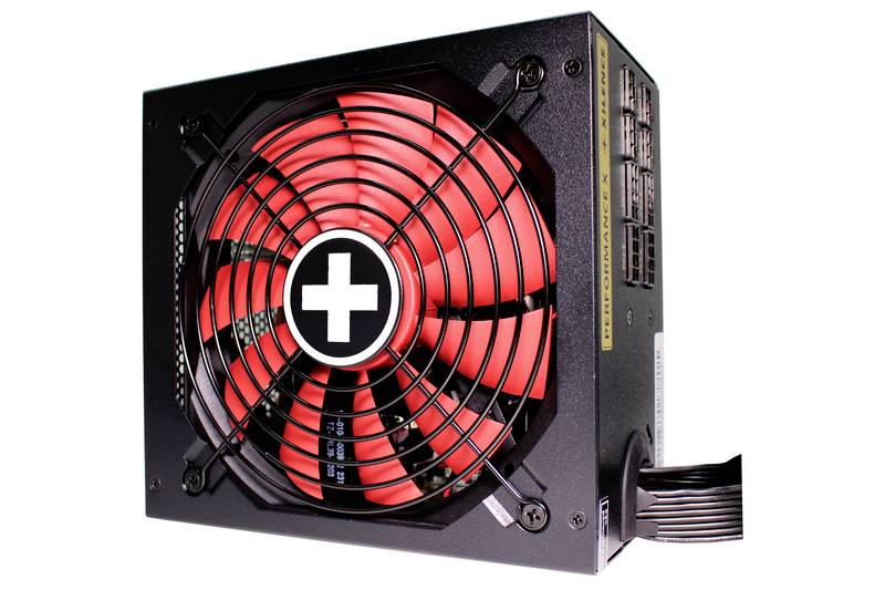 Černý počítačový zdroj s červeným ventilátorem a bílým křížem uprostřed.