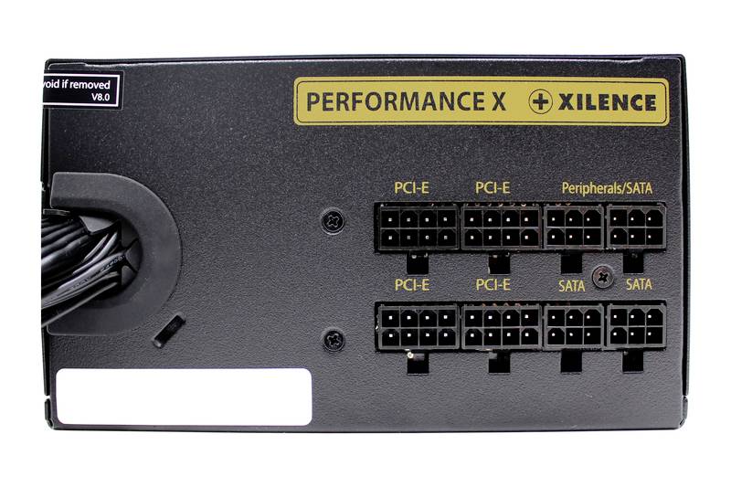 Pohled zezadu na napájecí zdroj Xilence Performance X s několika připojovacími zdířkami pro PCI-E a SATA.