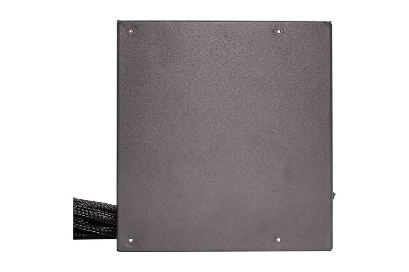 Čtvercový černý předmět s hladkým povrchem a čtyřmi viditelnými šrouby v rozích. Z boku je viditelný černý kabel.