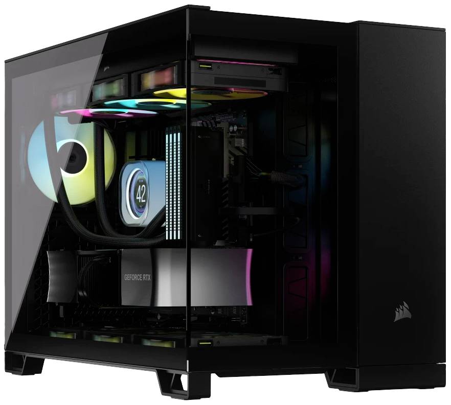 Černá počítačová skříň s průhledným bočním panelem odhaluje zářící RGB komponenty a logo 'GeForce RTX' uvnitř.