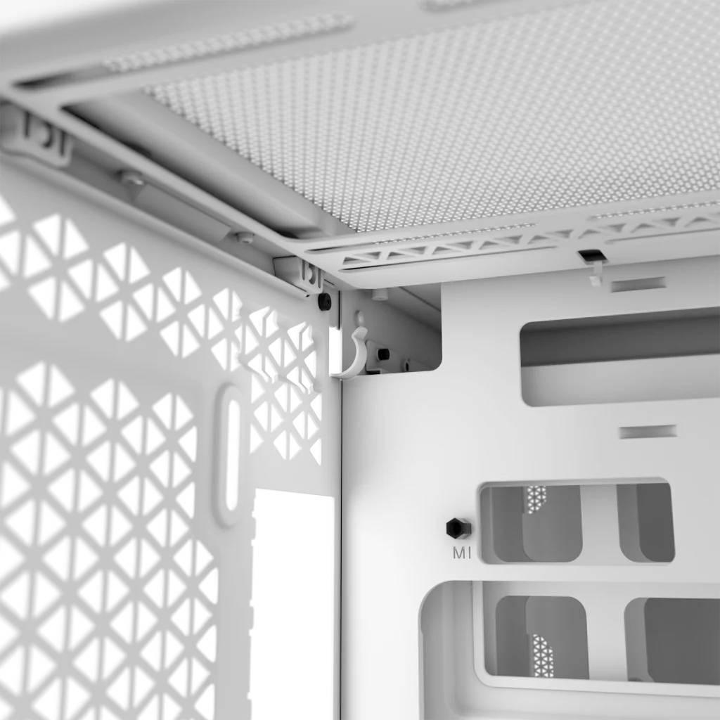 Vnitřní pohled na počítačovou skříň s bílými kovovými mřížovanými stranami a držáky připravenými pro instalaci hardwarových komponent.