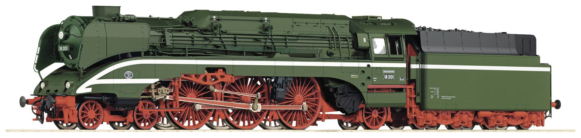 Zelená parní lokomotiva s červenými koly a detailní technikou na bílém pozadí. Historický železniční model.