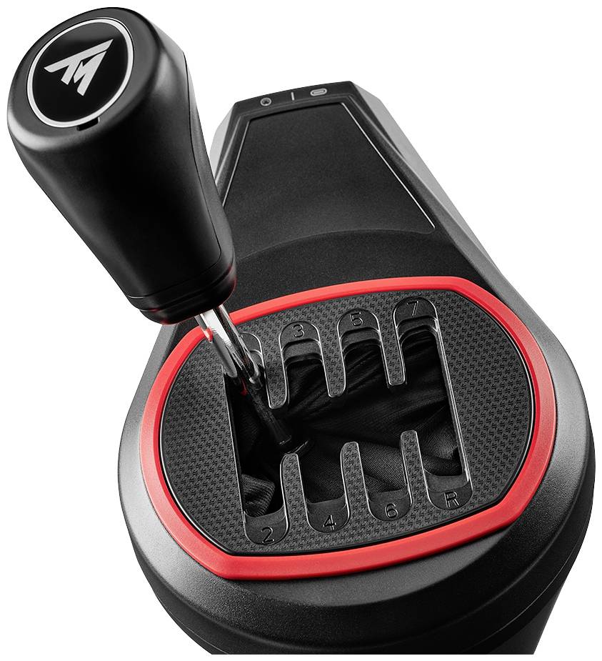 Detailní záběr řadicí páky automobilu s vyznačeným schématem řazení a červeným okrajem, poloautomatická převodovka.