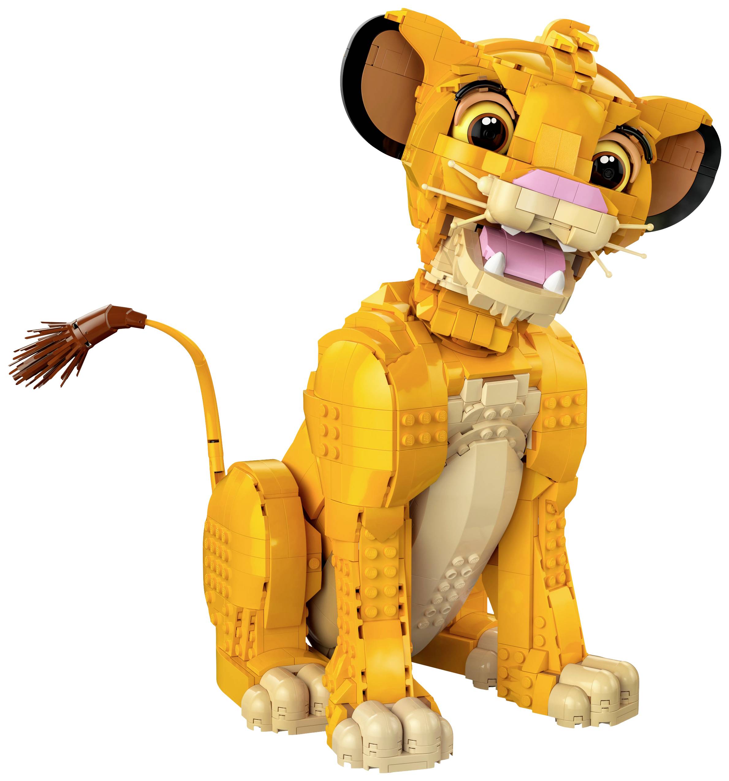 Mladý model lva postavený z Lego kostek s otevřenou tlamou, který působí vesele a živě, ukazuje jemné detaily v žluté a hnědé barvě.