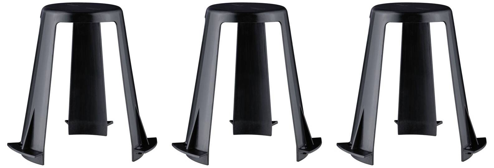 Tři identické černé stoličky s moderním designem, které stojí vedle sebe.