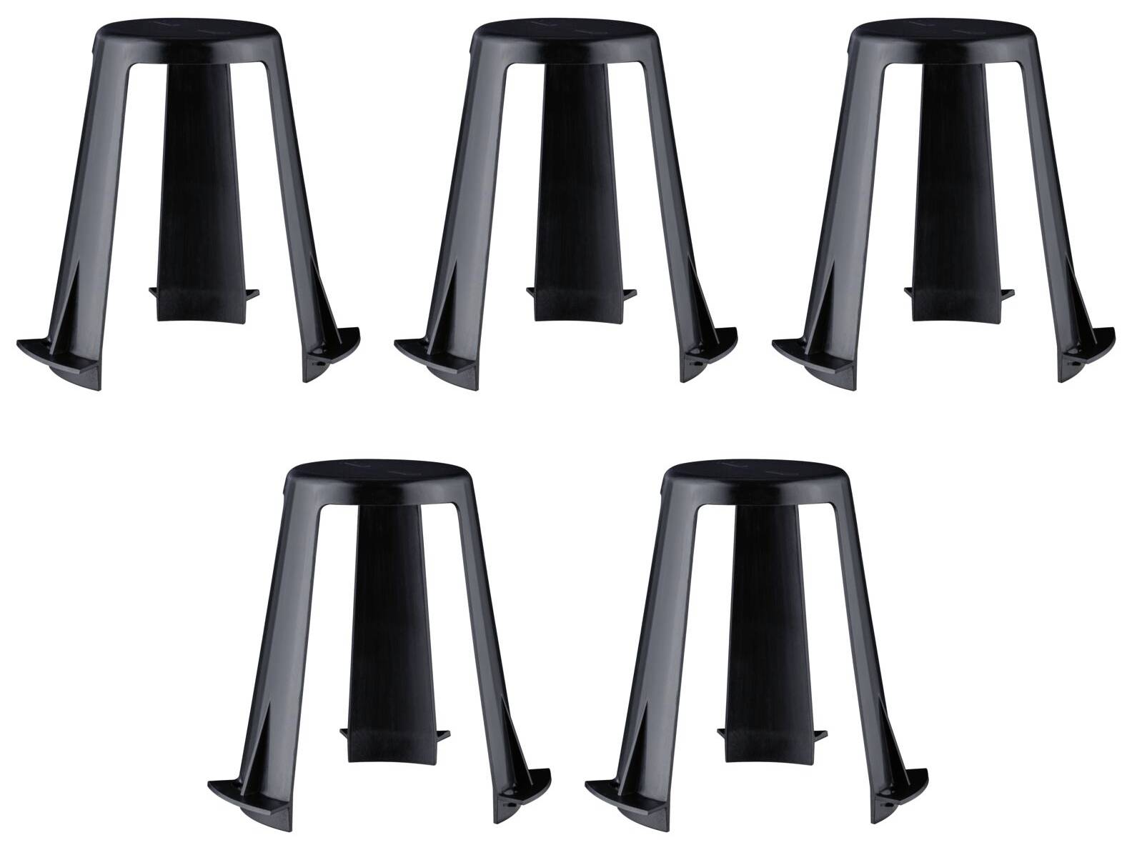 Pět černých barových stoliček s trojúhelníkovými sedáky, symetricky uspořádaných do dvou řad. Moderní design, jednotná výška.