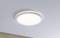 Kulatá stropní lampa s jasným LED světlem svítí na bílém stropě a zajišťuje rovnoměrné osvětlení místnosti.