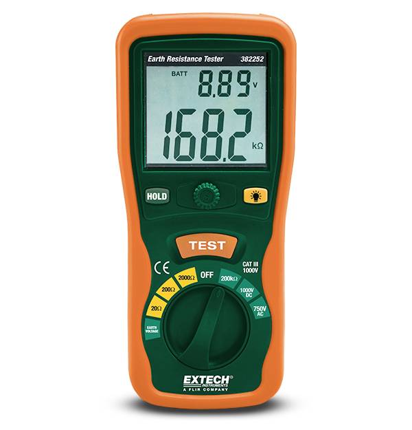 Oranžovo-zelené digitální měřicí zařízení zemního odporu ukazuje na displeji '168,2 kΩ' a '8,89 V'. Klávesy: 'HOLD', 'TEST'.