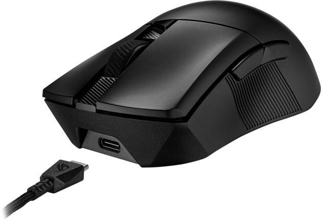 Černá bezdrátová herní myš s ergonomickým designem a strukturovaným úchopem, zobrazená včetně odnímatelného USB-C nabíjecího kabelu.