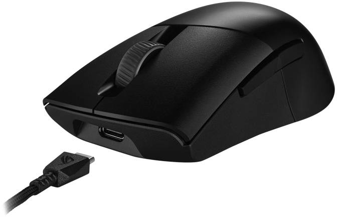 Černá počítačová myš s USB připojovacím kabelem, ergonomický design, vhodná pro použití u počítače.