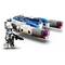 Lego Star Wars sada s modro-bílou vesmírnou lodí a figurkou v brnění s helmou a blastrem v ruce.