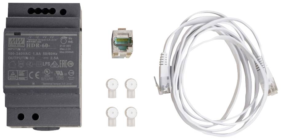 Černý napájecí adaptér, síťový kabel, konektor RJ45 a čtyři bílé upevňovací krytky jsou uspořádány vedle sebe.