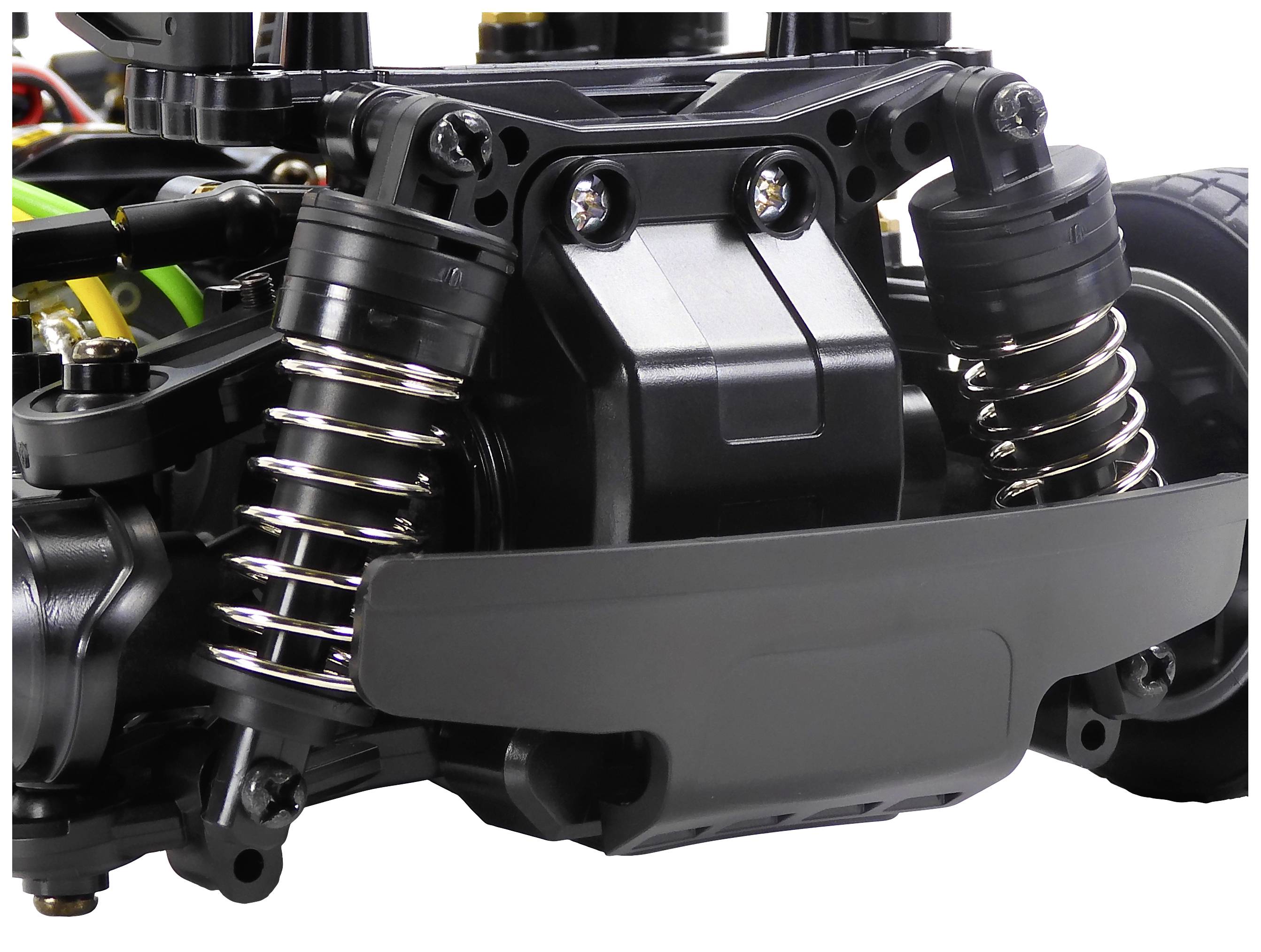 Detailní pohled na systém odpružení RC modelu automobilu se šroubovými pružinami a tlumiči, které poskytují stabilitu a tlumení nárazů.