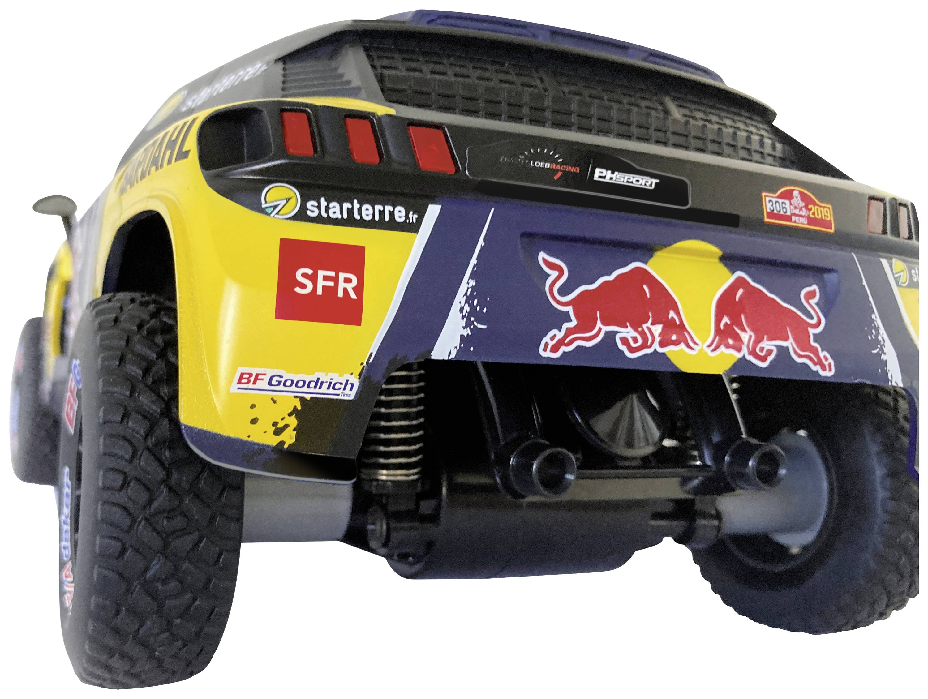 Rallye vůz s žlutým lakem a sponzorskými logy, včetně 'Red Bull' a 'BF Goodrich'. Jsou viditelné logo Lucas Oil a startovní číslo 7.