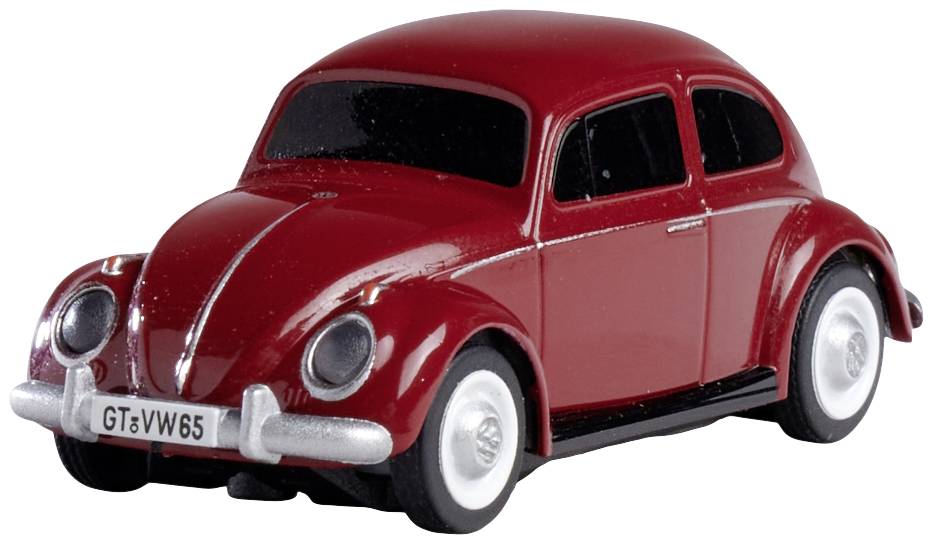 Červené hračkové autíčko ve tvaru klasického modelu Volkswagenu Brouka, vystavené na bílém pozadí.