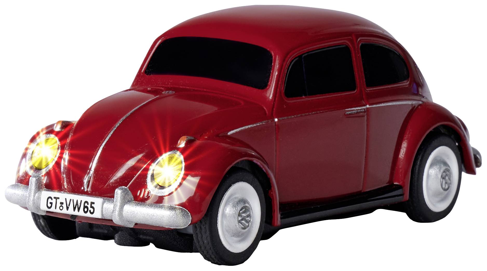 Červené hračkové auto podobné klasickému Volkswagenu Brouk s žlutými světlomety a černými okny na bílém pozadí.