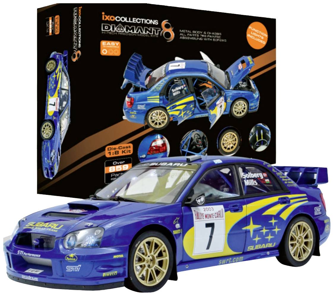 Model modrého rallye vozu, podobného vozu Subaru, prezentovaný na kartonu.