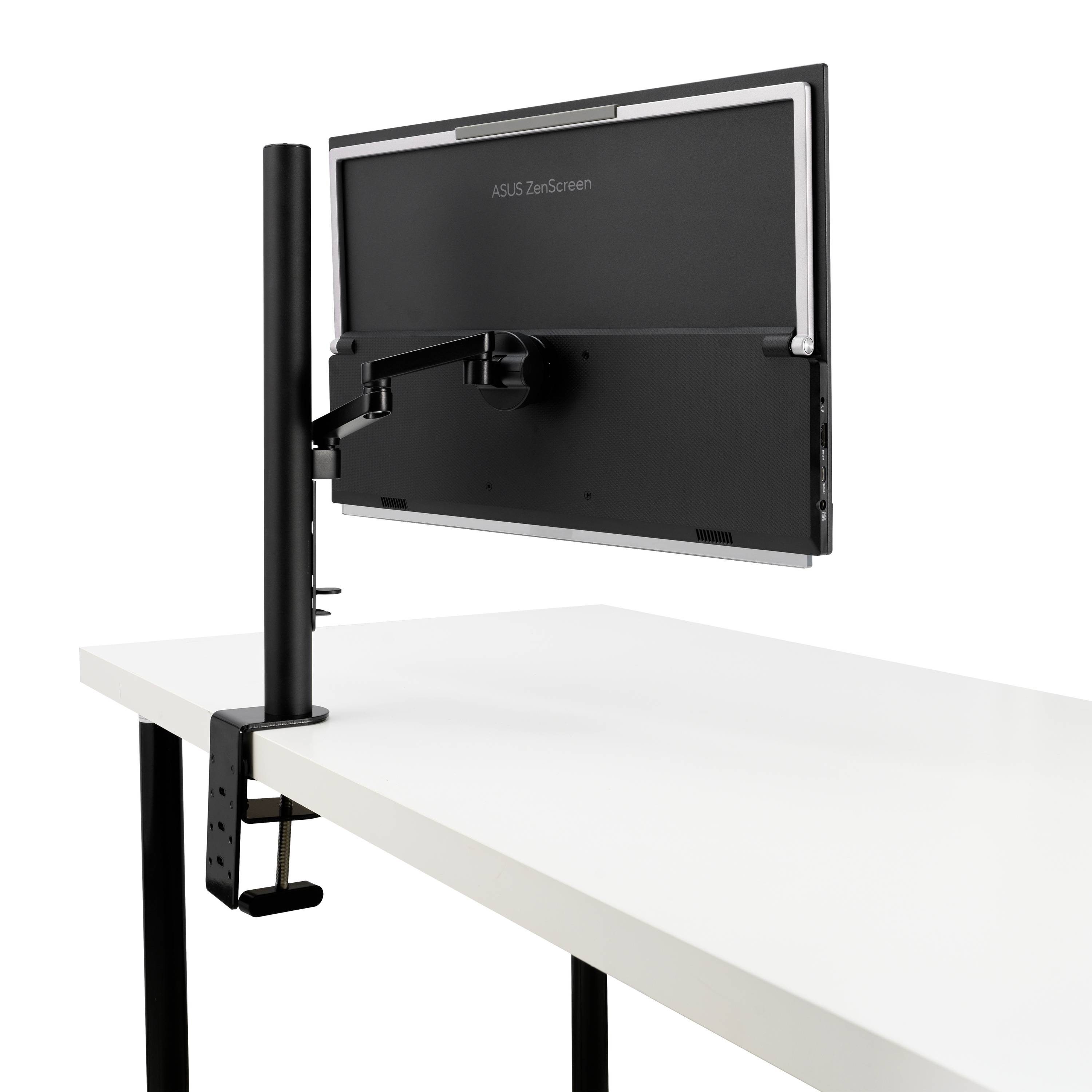 Monitor je upevněn na stole pomocí nastavitelného držáku, který nabízí flexibilitu a úsporu místa.