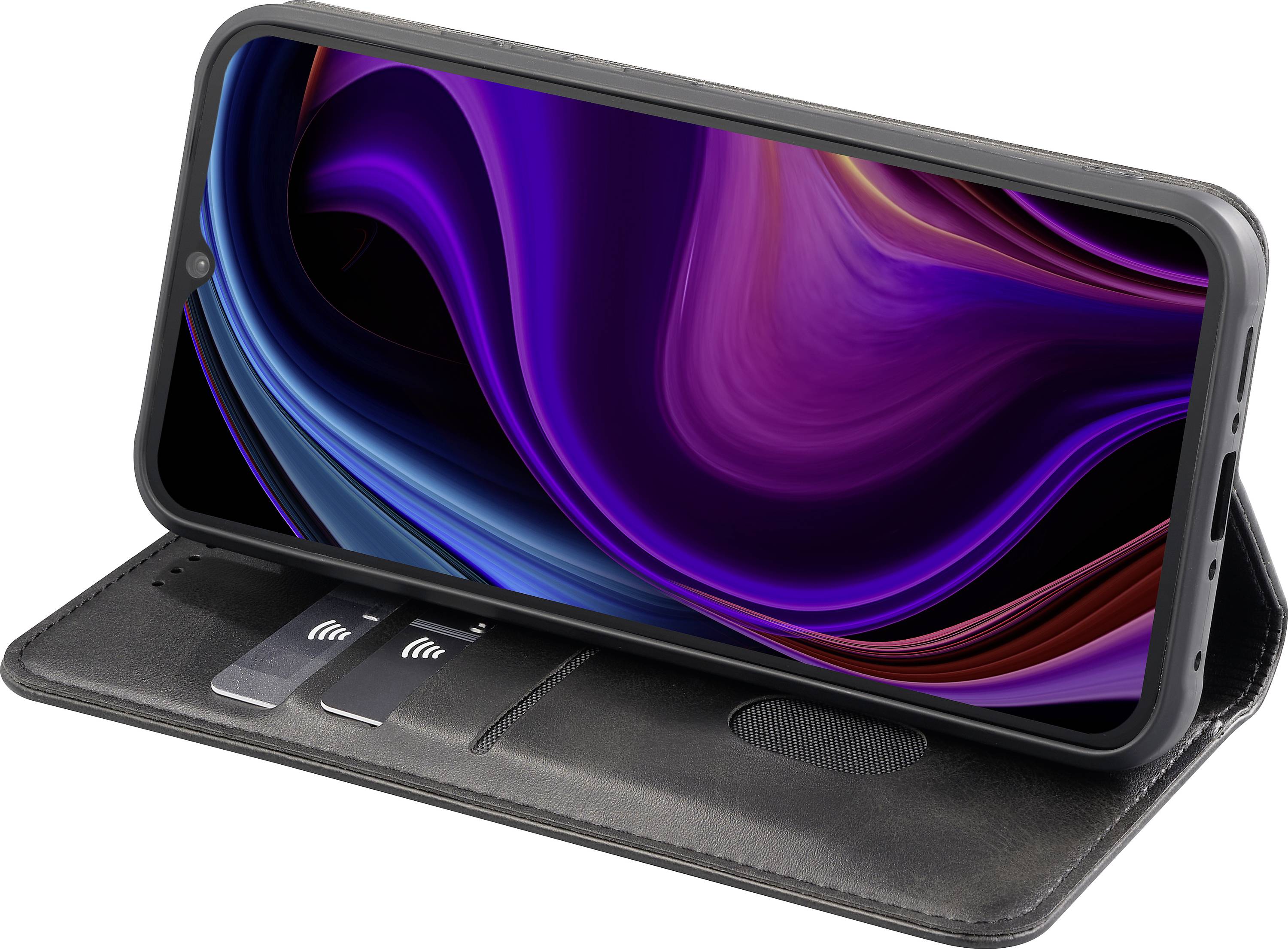 Smartphone v černém koženém pouzdře, používané jako stojánek, zobrazuje živý, abstraktní design na displeji.