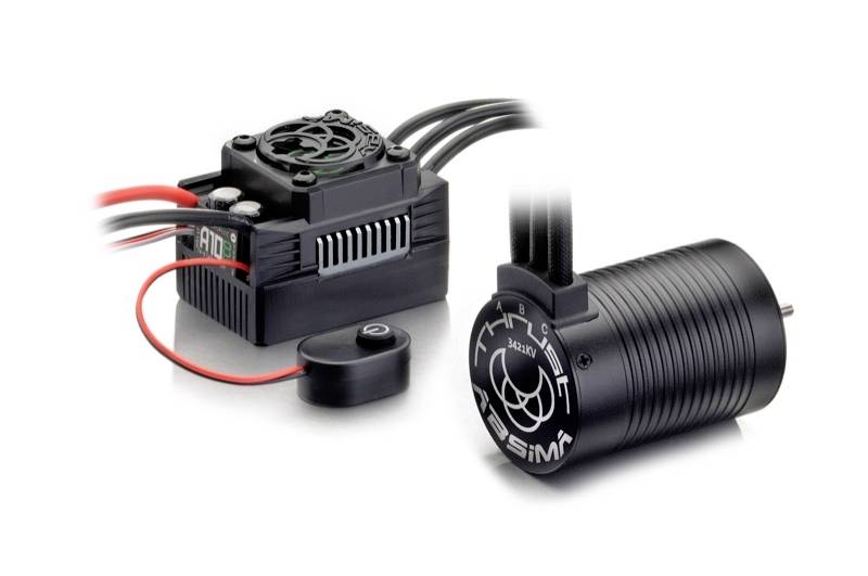 Motor bez kartáčů a elektronický regulátor pro dálkově ovládané modelářské auto, s chladicími žebry a ventilátorem, černý a kompaktní design.