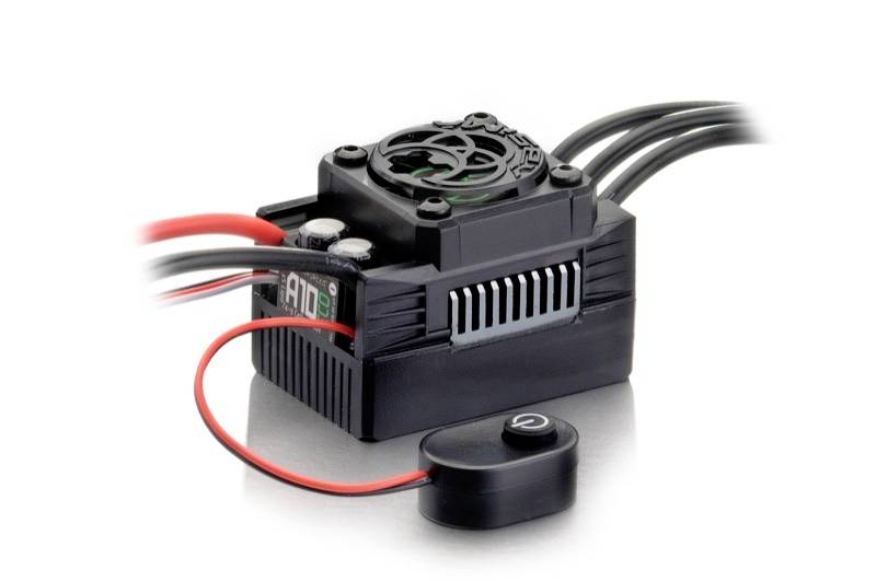 Elektronický regulátor otáček pro RC vozidla s chladičem a ventilátorem, několik kabelových připojení, vhodný pro vysoce výkonné motory.