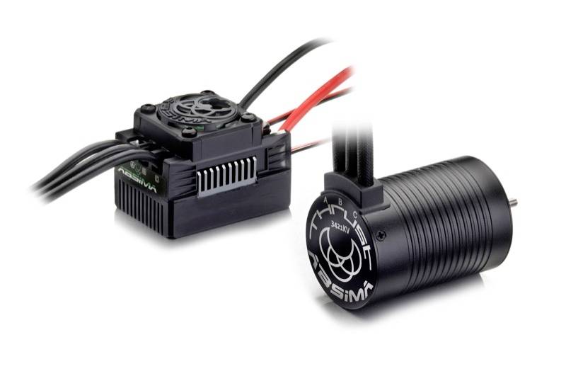 Elektronické komponenty skládající se z černého elektromotoru a připojeného řídicího zařízení s ventilátorem a kabely.