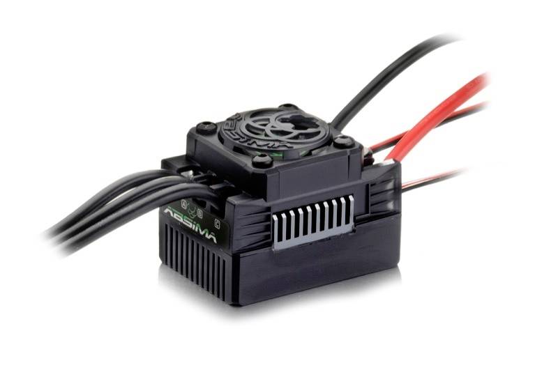 Elektronický regulátor otáček s chladičem a několika kabely, vhodný pro použití v dálkově ovládaných modelech.