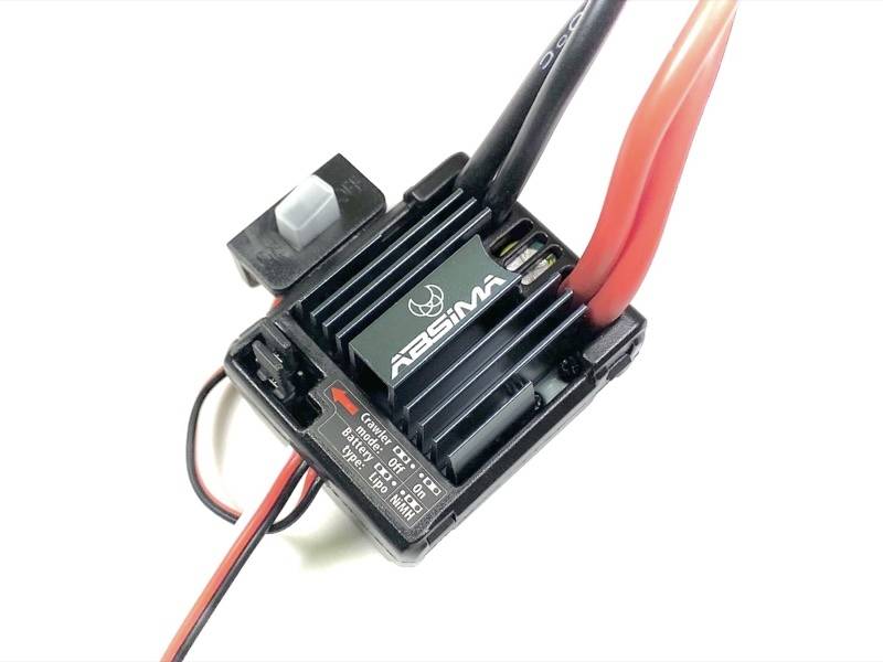 Elektronický regulátor s označením 'ARENA' má několik kabelových připojení a elektronických komponent.