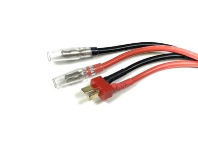 Dva červené a jeden černý kabel se zástrčkami, které mohou být namontovány v elektrickém obvodu, na bílém pozadí.