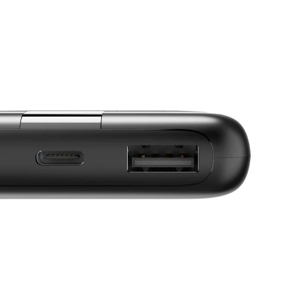 Černé zařízení s viditelným USB-A a USB-C portem na straně. Vypadá to, že se jedná o elektronickou nabíječku.