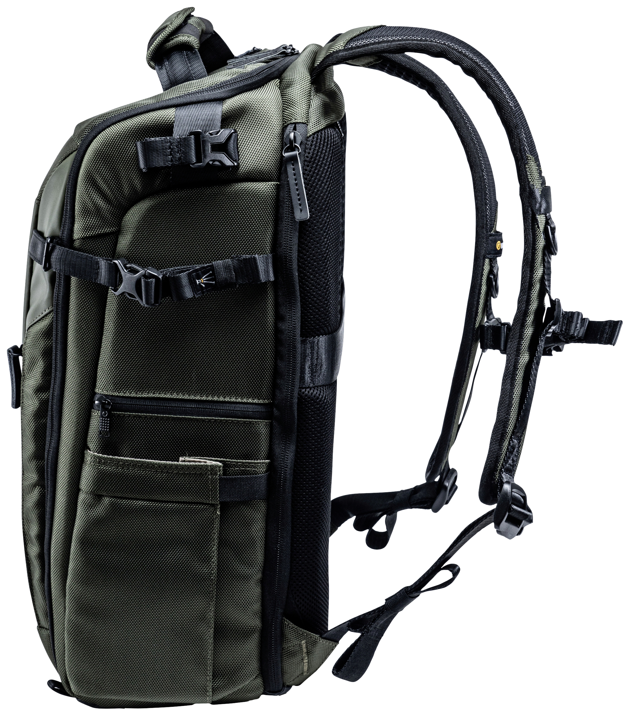 Olivově zelený batoh s několika kapsami, pohled z boku, ukazuje nastavitelné ramenní popruhy a přezky.