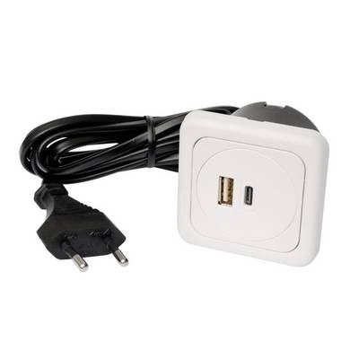 Černý síťový kabel s bílou zásuvkou, dva USB porty (A a C). Evropská zástrčka.