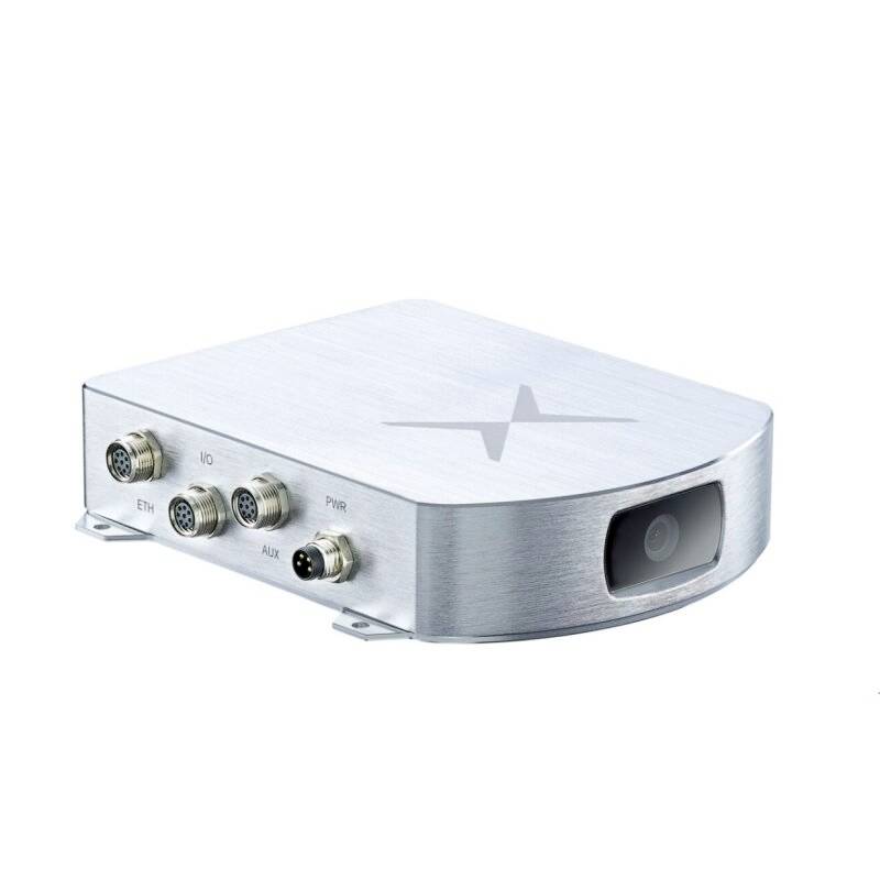 Stříbrné elektronické zařízení s několika konektory na levé straně, včetně 'Power', 'AUX' a 'ETH'.