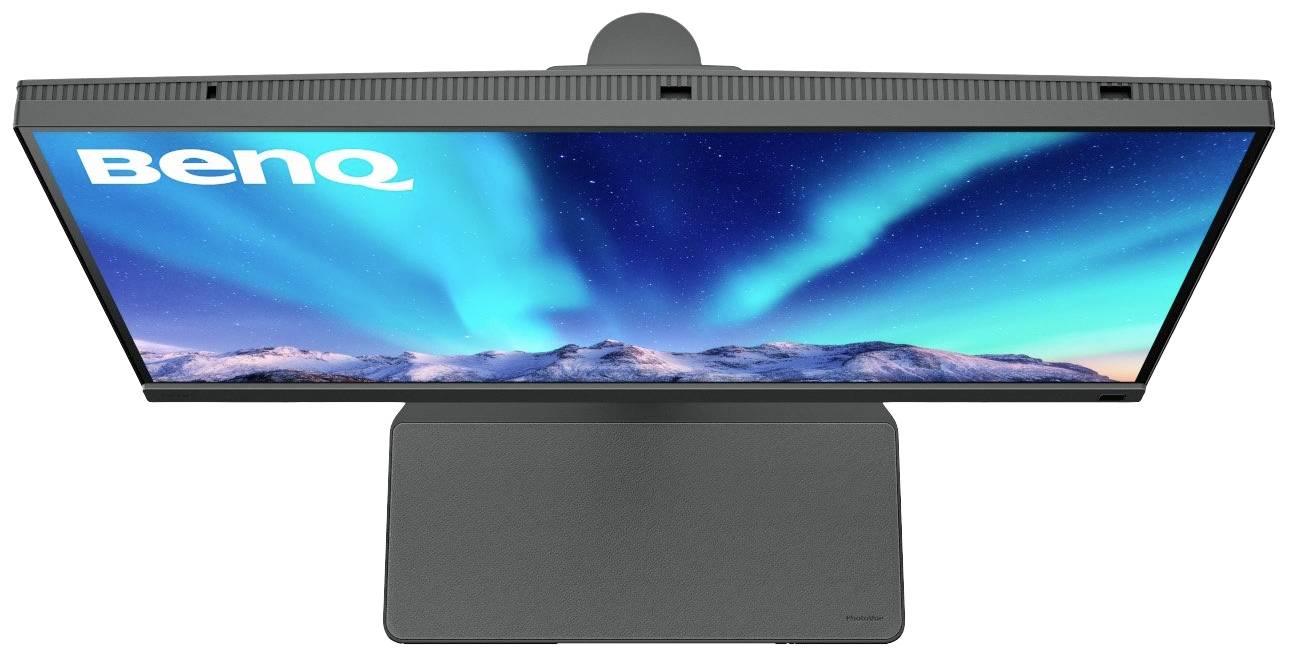 Monitor shora s logem BenQ a polární záři připomínajícím pozadím na obrazovce. Pohled na krajinu s horami.