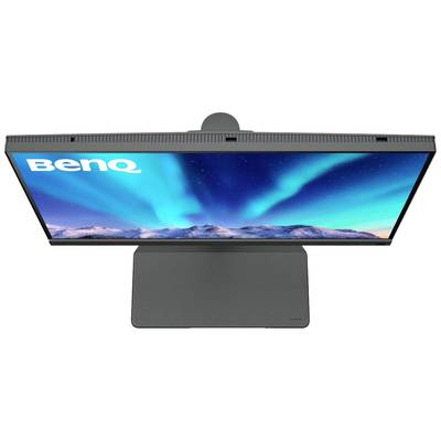 Monitor shora s logem BenQ a polární záři připomínajícím pozadím na obrazovce. Pohled na krajinu s horami.